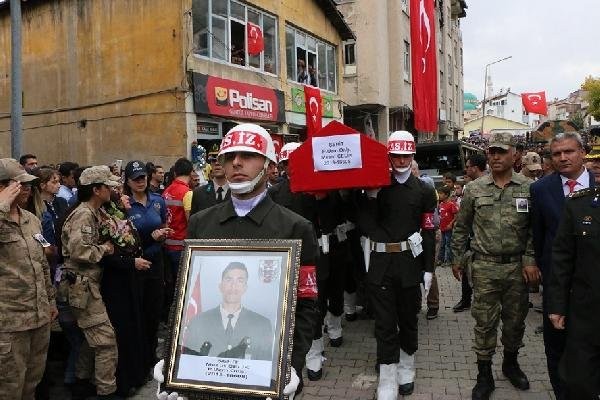 Şehit Uzman Onbaşı Mesut Çelik, Adıyaman'da toprağa verildi - Resim: 2