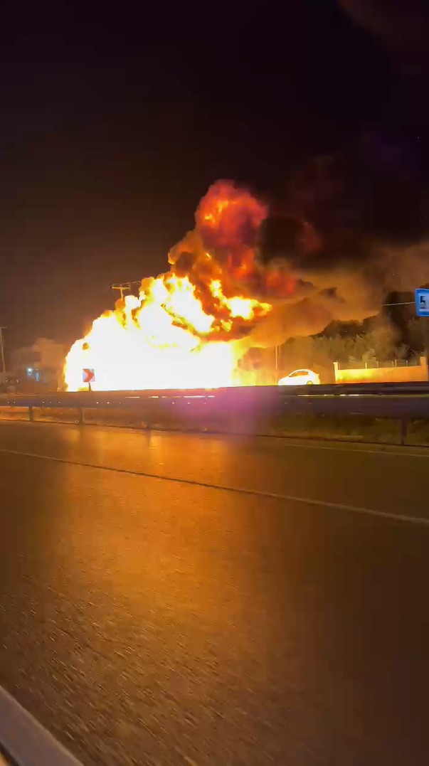 Samsun’da Yürekler Ağza Geldi! Kimyasal Yüklü Tırı Yüzlerce Metre Alevler İçinde Sürdü - Resim : 3