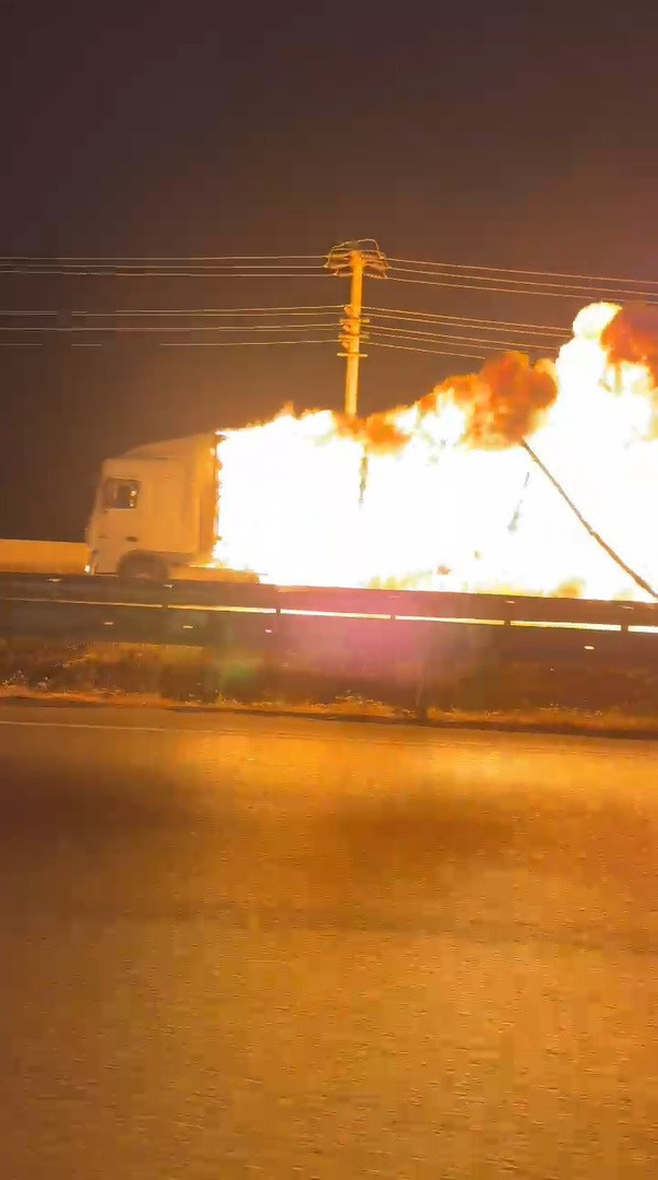 Samsun’da Yürekler Ağza Geldi! Kimyasal Yüklü Tırı Yüzlerce Metre Alevler İçinde Sürdü - Resim : 2