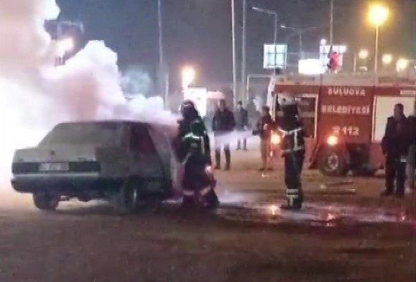 Seyir Halindeki Araç Alev Aldı, Sürücü Canını Zor Kurtardı - Resim : 1