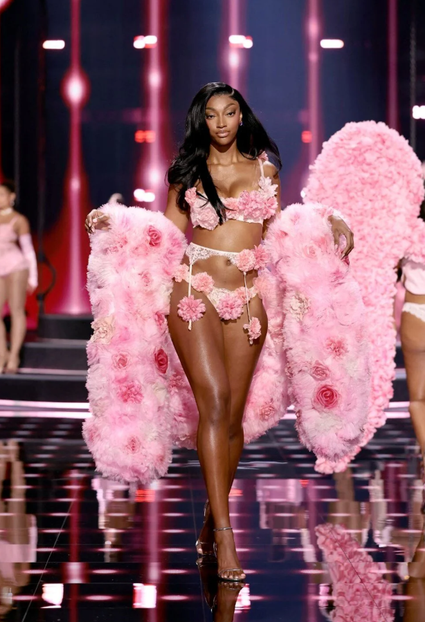 Victoria’s Secret Defilesi New York’u Büyüledi! 6 Yıl Sonra İlk Üstüne İlk… Moda Dünyası Bu Geceyi Konuştu - Resim : 8