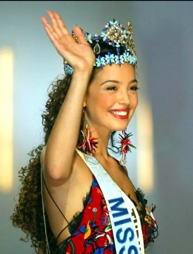 2002 Kainat Güzeli Azra Akın Güzellik Sırrını Yıllar Sonra Açıkladı! 2 Şey Söyledi - Resim : 1