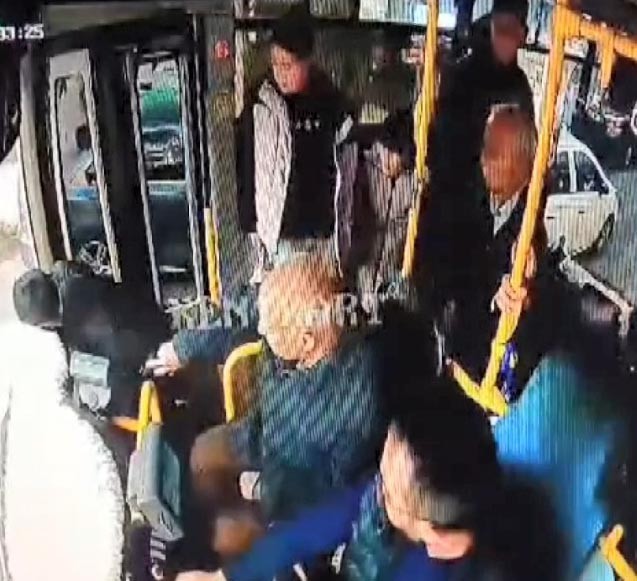 Belediye Otobüsünde Korkunç Olay: Bayılan Çocuk Kapı Açılınca Aşağı Düştü - Resim : 3