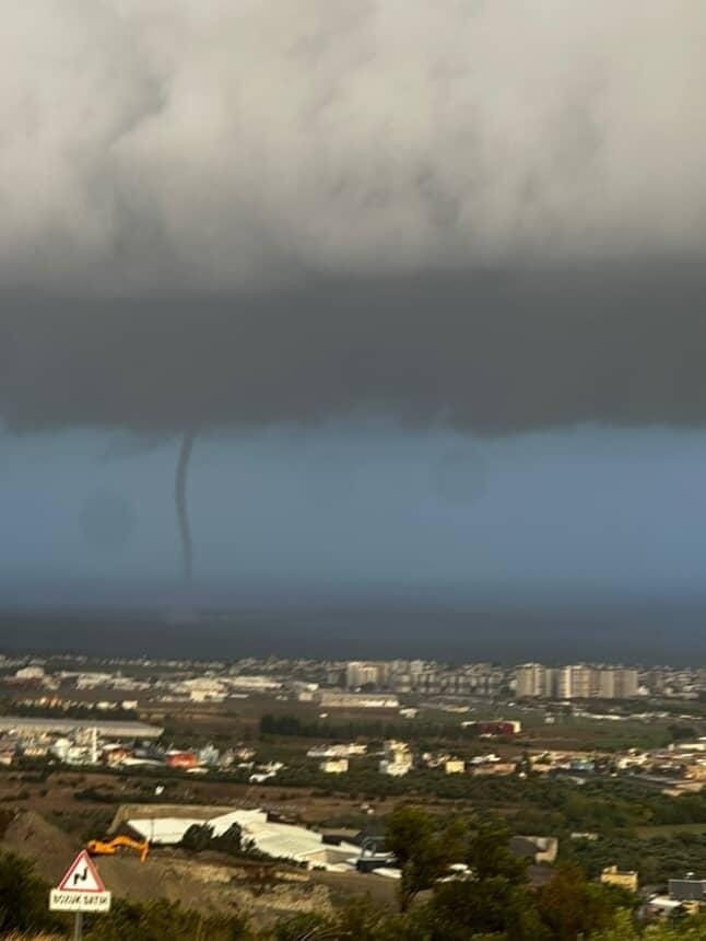 Hatay’da Çifte Felaket! Sel Vurdu, Hortum Panik Yarattı, 1 İlçede Eğitim Durdu, Arabalar Suya Gömüldü - Resim : 4