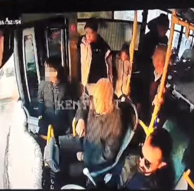 Belediye Otobüsünde Korkunç Olay: Bayılan Çocuk Kapı Açılınca Aşağı Düştü - Resim : 1