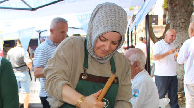 Dövülerek Yapılıyor  Sakız Gibi Uzuyor: Tam 12 Saat Pişiyor, Yiyen Bağımlısı Oluyor