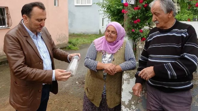 Herkes İğreniyor, O Altın Gibi Saklıyor: Yoldan Toplayıp Getirene Para Veriyor! Mahallede Gören Koşuyor