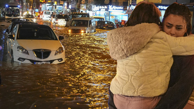 İzmir Sele Teslim! 4 İlçe Kabusu Yaşıyor... Evler Su Altında Kaldı, Duvarlar Yıkıldı, Rögarlar Taştı