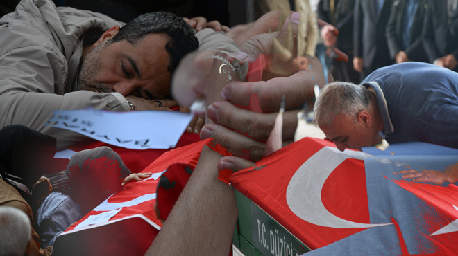 11 Yaşında 8 Fidan... Türkiye Okul Baskınında Ölen Yavrularını Uğurladı