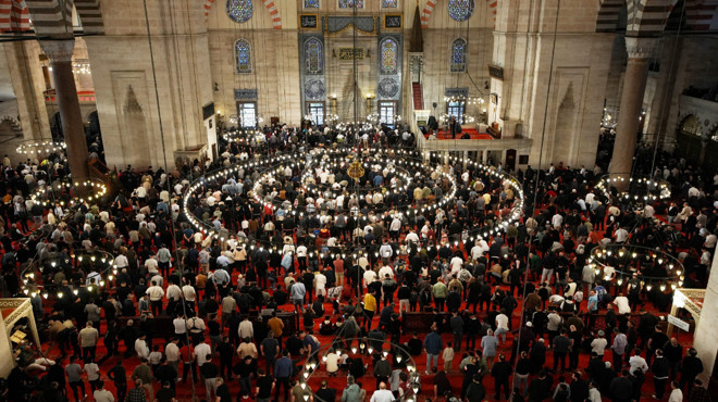 Türkiye'de Kurban Bayramı: Vatandaşlar Bayram Namazı İçin Camilere Akın Etti