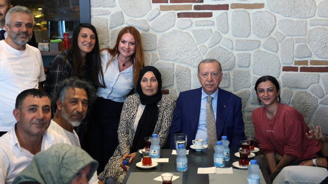 Cumhurbaşkanı Erdoğan Çengelköy'de Esnafla Buluştu: Kebapçı Davetini Geri Çevirmedi