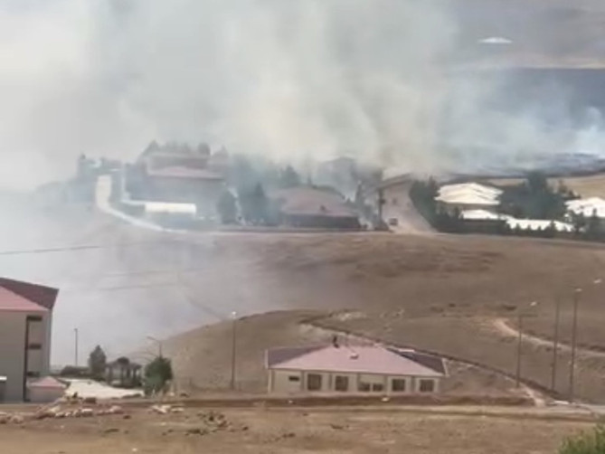 Siirt'te Otluk Alanda Yangın! Hızla Yayıldı - Resim : 1