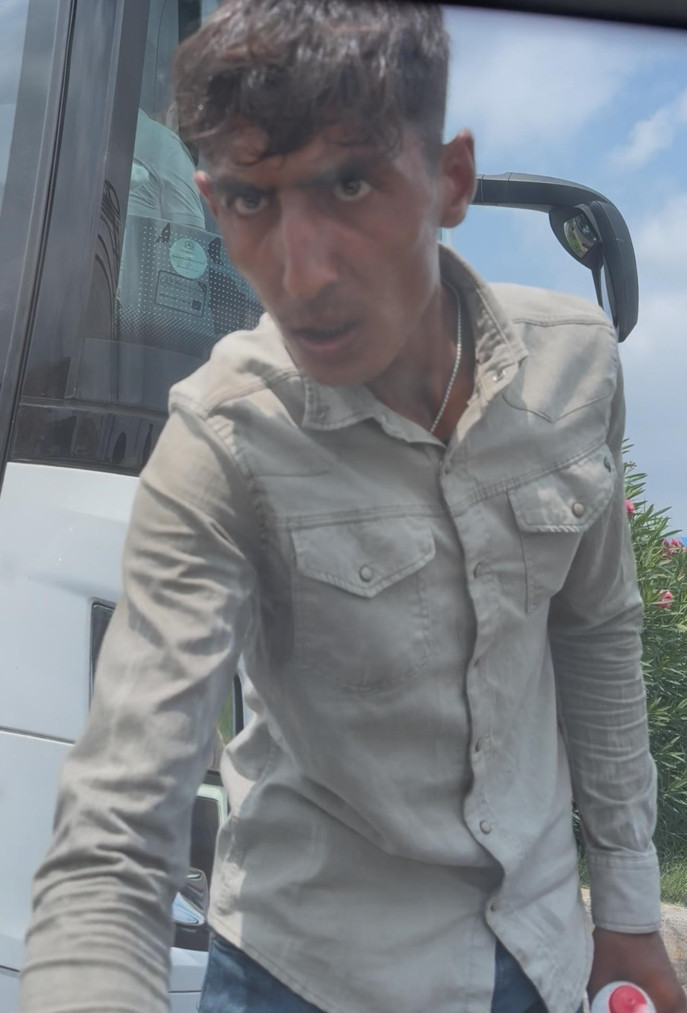 Trafikte Dehşeti Yaşattılar! Kapıları Zorlayıp Para İsteyen Şahıslar YakalandıTrafikte Dehşeti Yaşattılar! Kapıları Zorlayıp Para İsteyen Şahıslar Yakalandı - Resim : 2