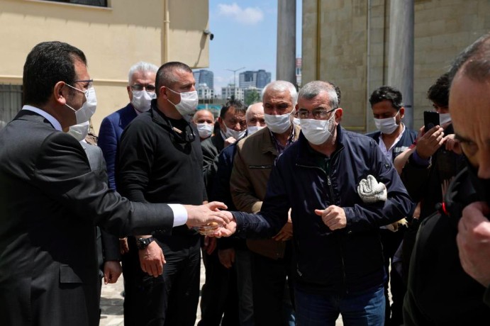 İmamoğlu'nun Kadıköy turu: Önce itfaiye ziyareti ve Cuma namazı, sonra kan bağışı - Resim: 3