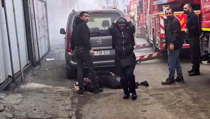 Sultangazi'de Can Pazarı! Alevlerin Arasından Atladı - Resim : 2