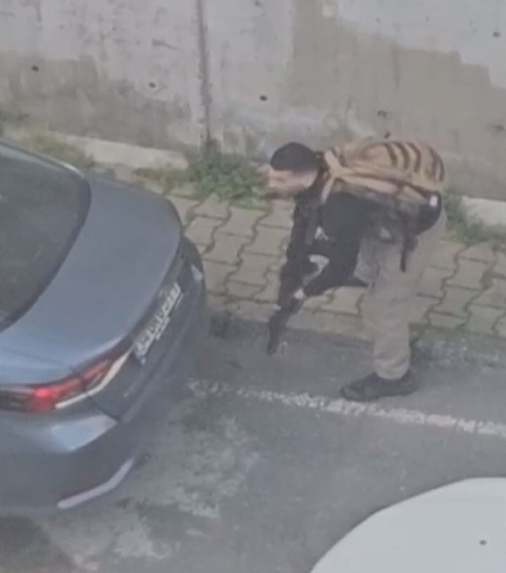 İsrail'in İstanbul Konsolosluğu Önünde Silahlı Çatışma: 3 Kişi Etkisiz Hale Getirildi, 2 Polis Yaralı - Resim : 2