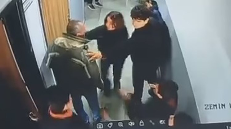 Çocuğuna Kar Topu Atan Öğrenciyi Dövdü - Resim : 1