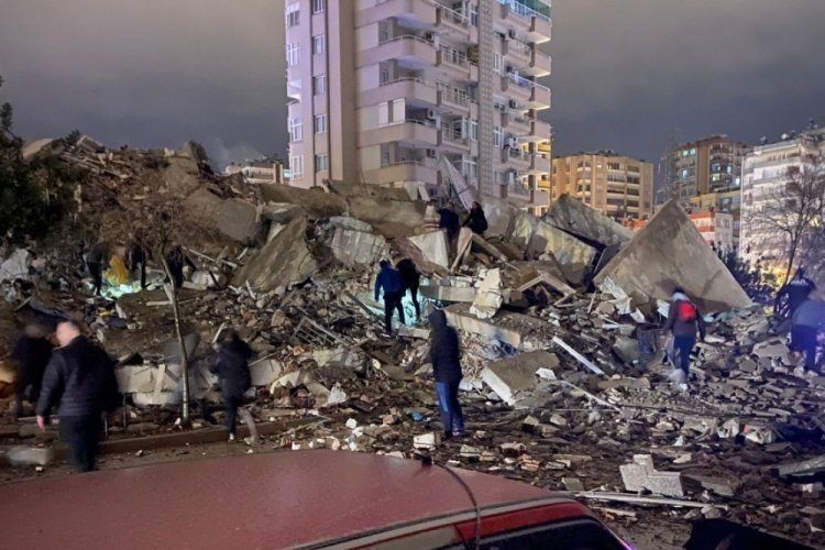 "Depremin suçu yok" diyen Prof. Sözbilir: Binalar, sıvılaşma tehlikesiyle inşa edilmiş - Resim: 2