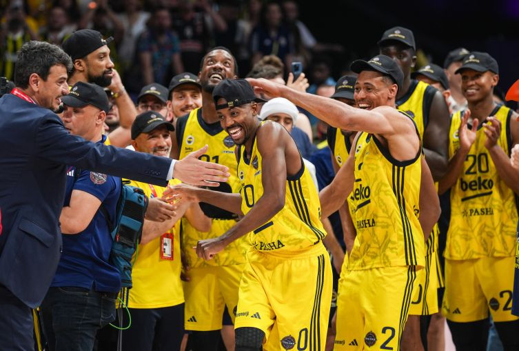 Fenerbahçeli İsimden Kupayla Çıplak Poz - Resim: 1