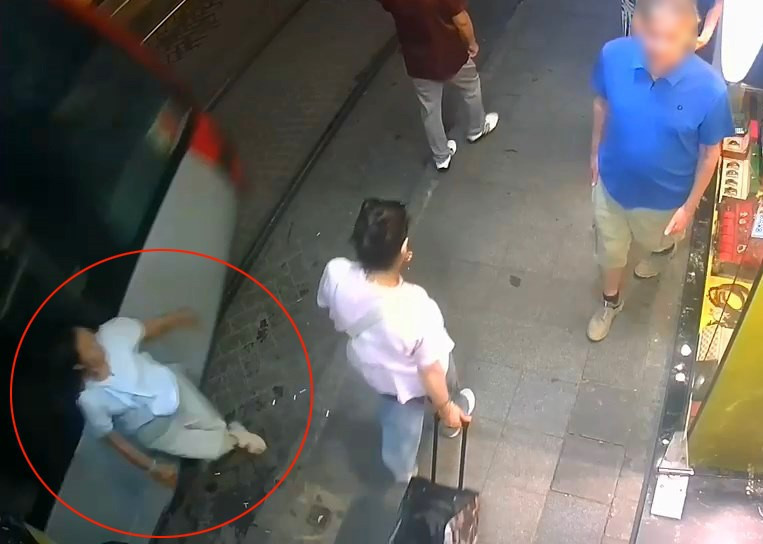 İstanbul'da Korkutan Kaza! Tramvay Kadına Çarptı - Resim : 1