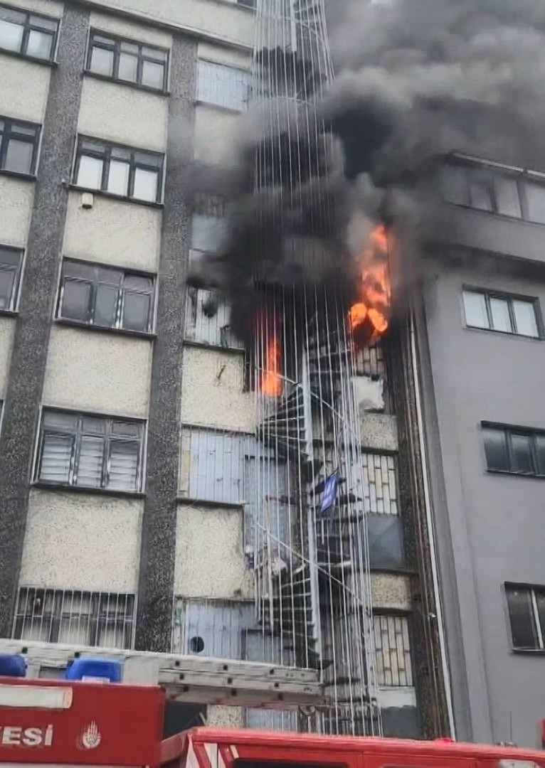 İstanbul'da İş Merkezinde Yangın Paniği - Resim : 1