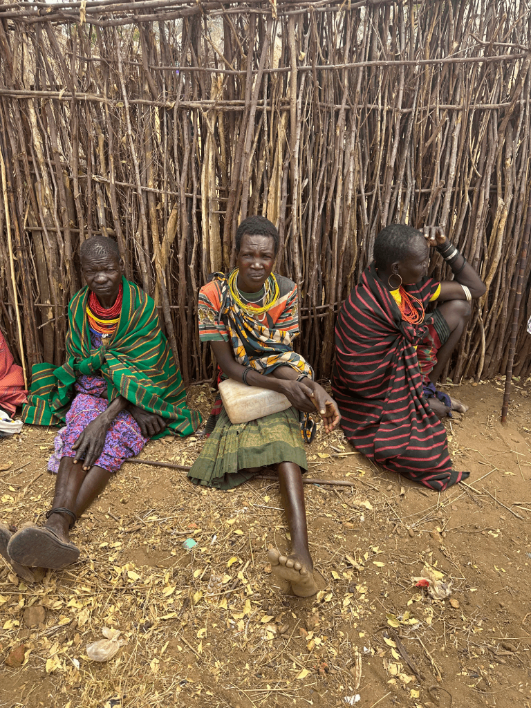Karamojalar ve germanik sandalye - Resim : 4