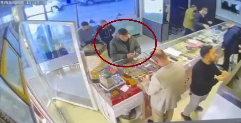 Genç Kadını Altınları İçin Katlettiler! Kuyumcu Görüntüleri Ortaya Çıktı - Resim : 1