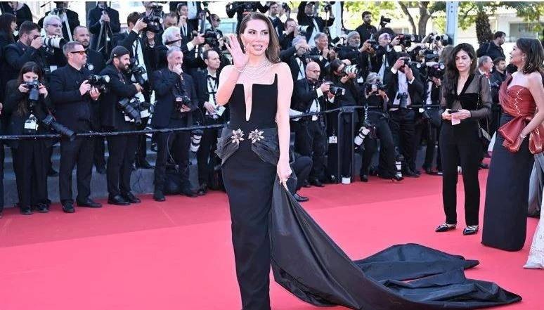 Ebru Yaşar Samsun'u Salladı! On Binlerce Hayranı Akın Etti... Sesiyle ve Şıklığıyla Büyüledi - Resim : 6