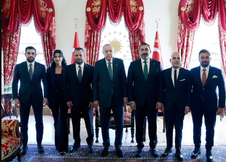 Cumhurbaşkanı Erdoğan, 4 Büyük Kulübün Başkanlarını Dolmabahçe'de Kabul Etti - Resim : 1