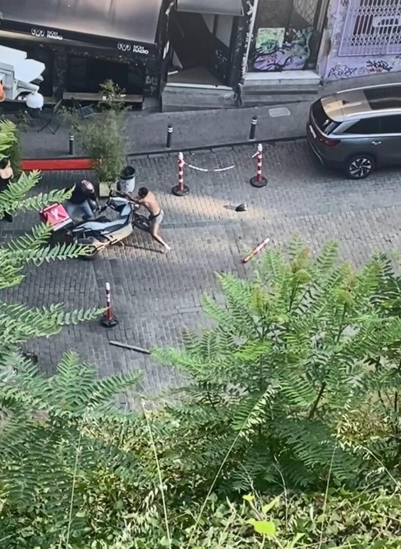 Beyoğlu’nda Akılalmaz Olay! Yarı Çıplak Halde Yola Fırladı, Duba ve Sopalarla Darbedildi - Resim : 1