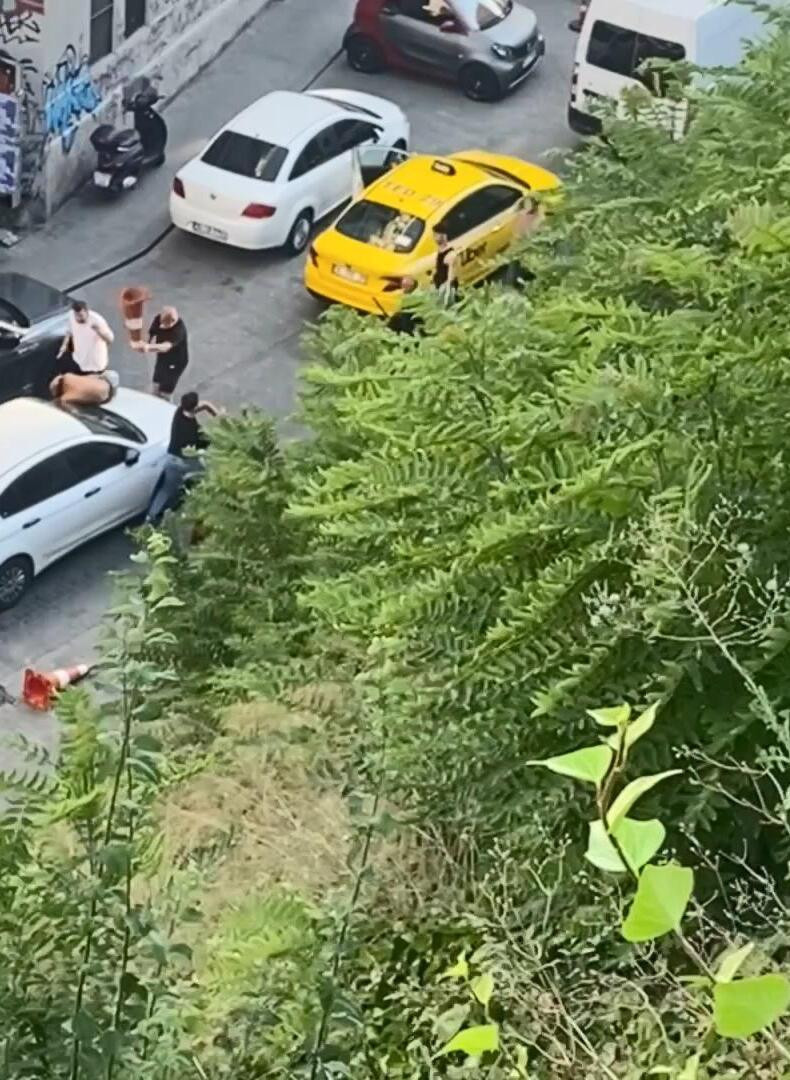 Beyoğlu’nda Akılalmaz Olay! Yarı Çıplak Halde Yola Fırladı, Duba ve Sopalarla Darbedildi - Resim : 2