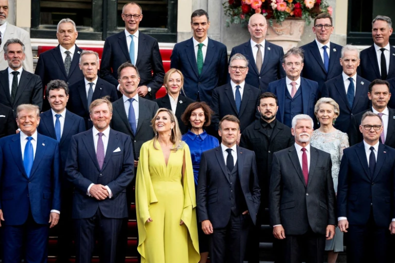 NATO Zirvesi'nin Yıldızı! Kraliçe Geceye Damga Vurdu... Dünya Liderleri Gözlerini Alamadı - Resim : 1