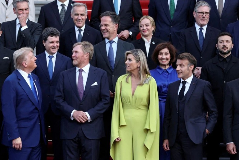NATO Zirvesi'nin Yıldızı! Kraliçe Geceye Damga Vurdu... Dünya Liderleri Gözlerini Alamadı - Resim : 7