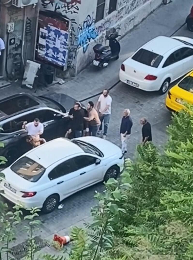 Beyoğlu’nda Akılalmaz Olay! Yarı Çıplak Halde Yola Fırladı, Duba ve Sopalarla Darbedildi - Resim : 3