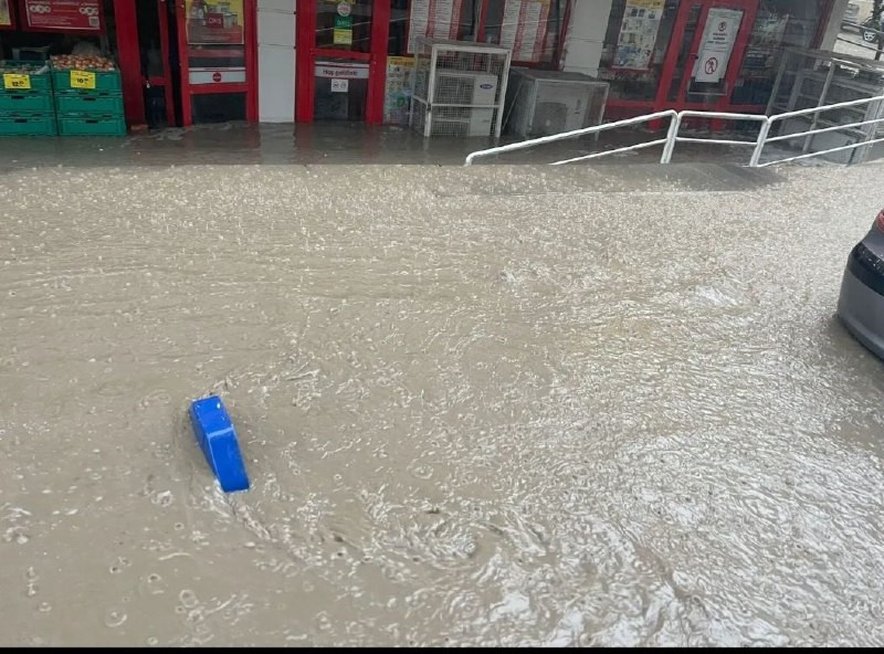 Hatay, Mardin, Diyarbakır... Sağanak Yağış Üç İli Teslim Aldı, Hayat Durdu - Resim : 4