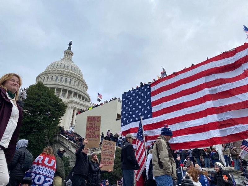 ABD'de Trump destekçilerinden Kongre'yi basma girişimi: Başkent Washington'da kaos - Resim: 35