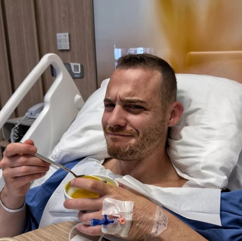 Kerem Bürsin’den Sevenlerini Endişelendiren Paylaşım! Hastane Odasından Duyurdu - Resim : 2