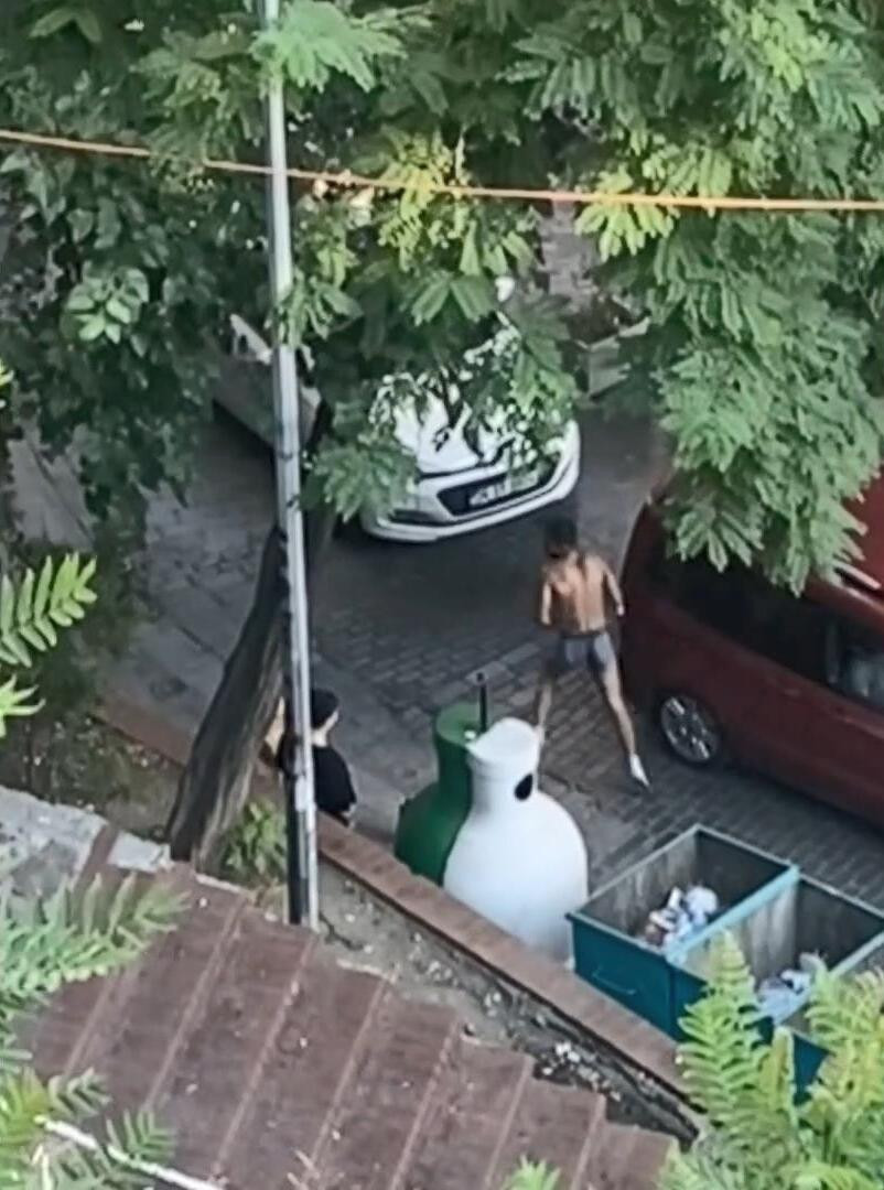 Beyoğlu’nda Akılalmaz Olay! Yarı Çıplak Halde Yola Fırladı, Duba ve Sopalarla Darbedildi - Resim : 4