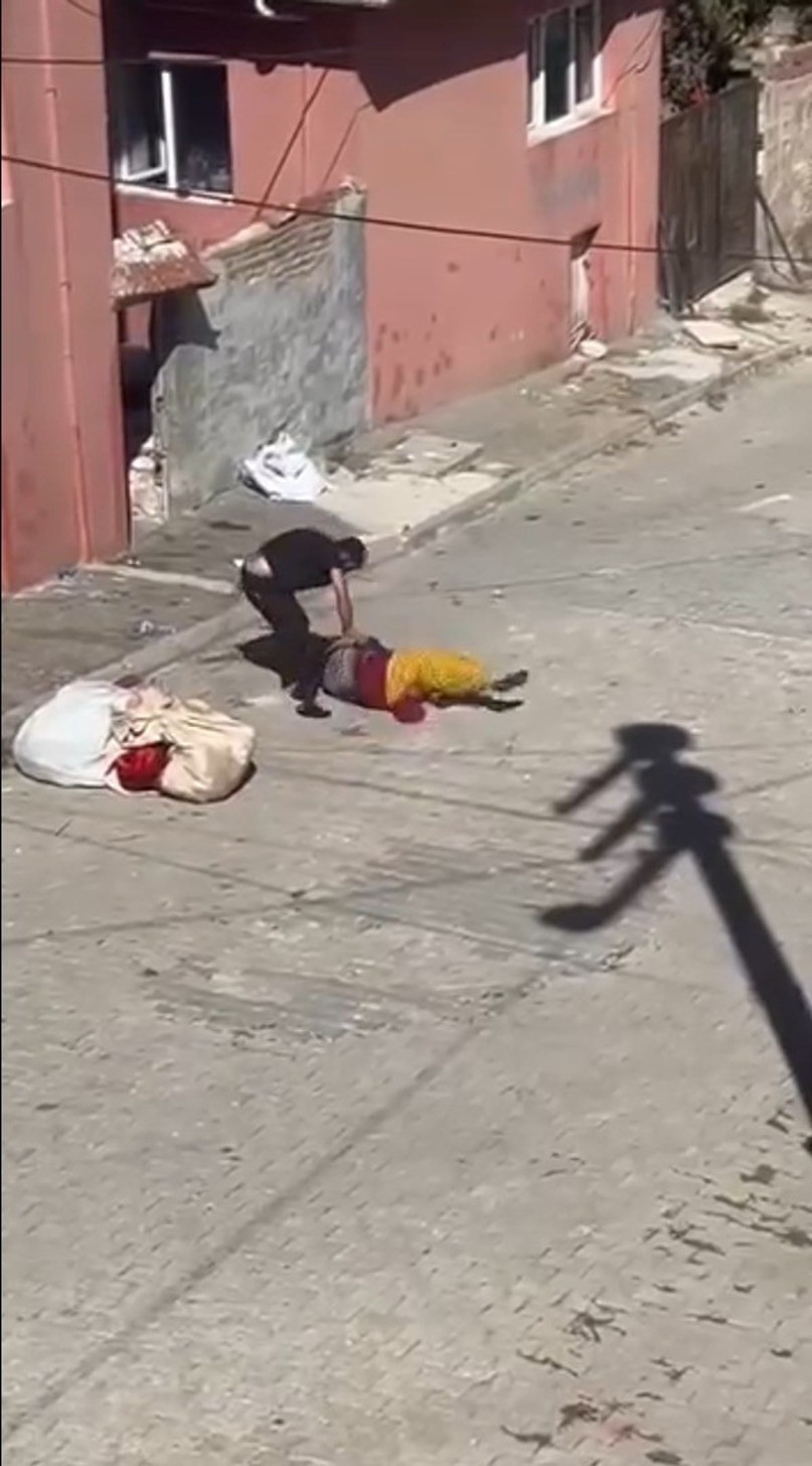 Eskişehir'de Sokak Ortasında Erkek Şiddeti! Eşini Bayıltana Kadar Darp Etti, O Anlar Kamerada... - Resim : 2