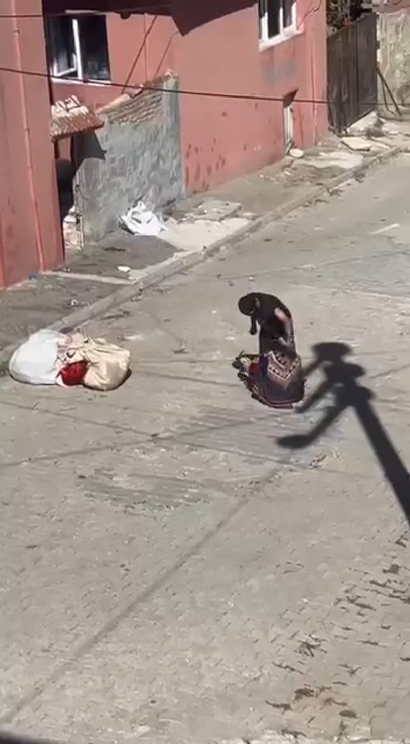 Eskişehir'de Sokak Ortasında Erkek Şiddeti! Eşini Bayıltana Kadar Darp Etti, O Anlar Kamerada... - Resim : 1