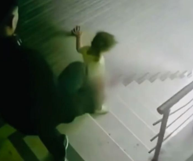 Eyüpsultan'da Çocuğunu Acımasızca Merdivenlerden Yuvarlamıştı! Babadan Sonra Babaanne de Gözaltında - Resim : 1