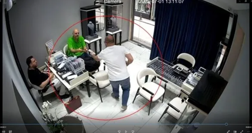 Kapalıçarşı'daki Milyarlık Kaçak Pırlanta Vurgununda Flaş Detaylar... 'Big Boss'un Yazışmaları Ortaya Çıktı, Türkiye'ye Bu Yöntemle Sokmuşlar! - Resim : 1