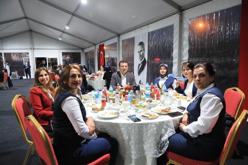 Ekrem İmamoğlu, İETT'nin kadın şoför ile iftarda buluştu - Resim: 2