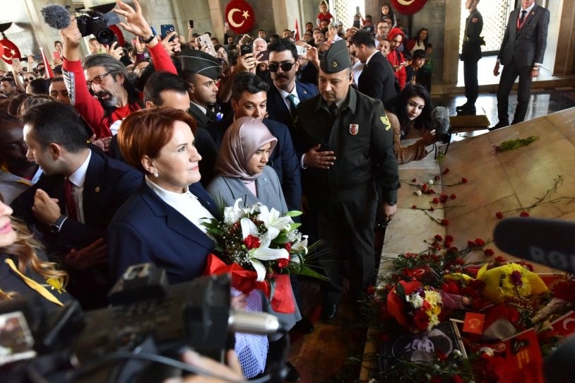 Meral Akşener'den gençlerle Anıtkabir çıkarması - Resim: 8