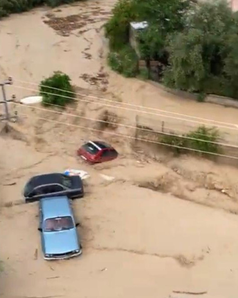 Osmaniye Sele Teslim! Araçlar Suda Kayboldu - Resim : 1