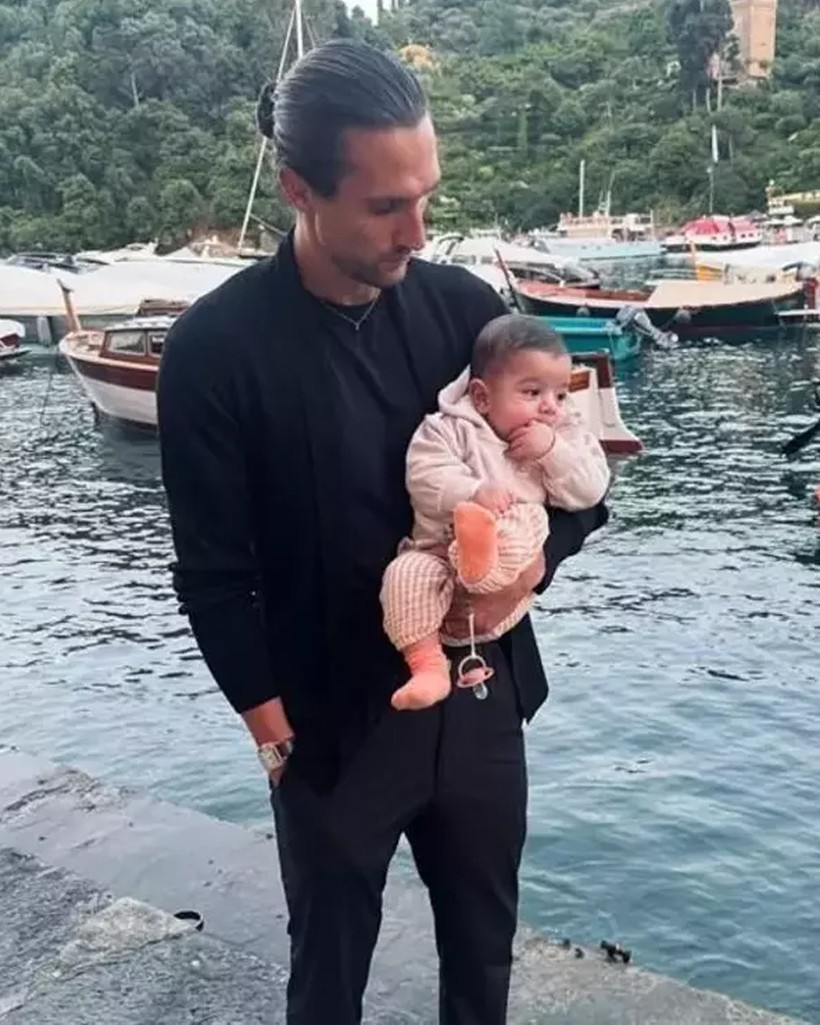 Melisa Aslı Pamuk ve Yusuf Yazıcı'dan Aile Fotoğrafı! Mylan Bebek Sosyal Medyayı Salladı: 'Aynı Annesi' - Resim : 2