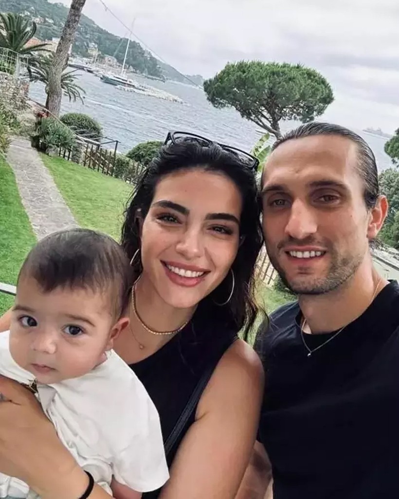 Melisa Aslı Pamuk ve Yusuf Yazıcı'dan Aile Fotoğrafı! Mylan Bebek Sosyal Medyayı Salladı: 'Aynı Annesi' - Resim : 3