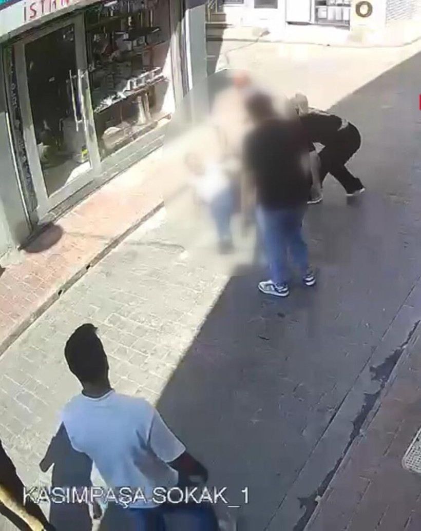 Kasımpaşa’da Sokak Ortasında Linç Girişimi! Dubayla Vurdular, 3 Yerinden Bıçakladılar, Taciz İddiası Kanlı Bitti - Resim : 3
