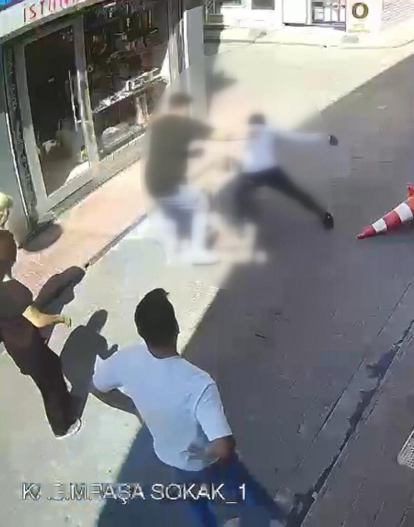 Kasımpaşa’da Sokak Ortasında Linç Girişimi! Dubayla Vurdular, 3 Yerinden Bıçakladılar, Taciz İddiası Kanlı Bitti - Resim : 1