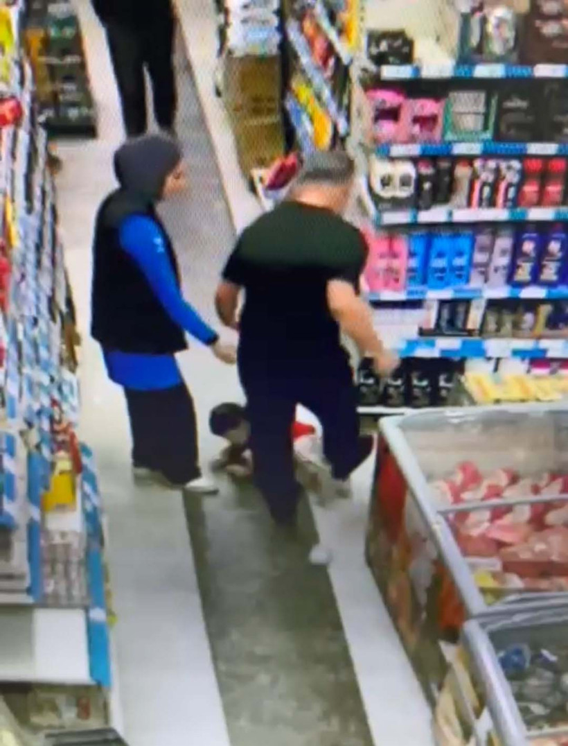 Markette Çocuğunu Tekmeledi, Gözaltına Alındı! O Anlar Kamerada - Resim : 2